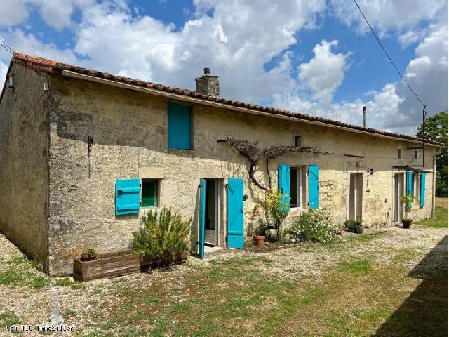 Maison à vendre à VILLEFAGNAN 16240 Charente Poitou-Charentes France: Jolie Maison 2 Chambres et Terrain Clos de Murs Jolie maison de 2 chambres, avec la possibilité d'en faire une 3e, dans un petit village calme à proximité de Villefagnan. La maison a deux poêles ...