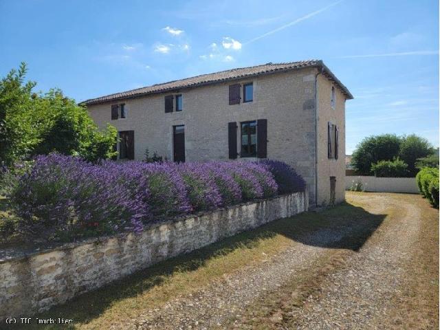 Huis te koop in RUFFEC 16700 Charente Poitou-Charentes Frankrijk: Prachtig stenen huis met talrijke bijgebouwen in het hart van Ruffec. Oud huis op slechts een paar meter van de winkels in Ruffec. Dit pand combineert stad en platteland met zijn prachtige tuin en tal...