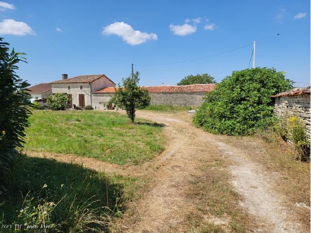 Haus zu verkaufen in VILLEFAGNAN 16240 Charente Frankreich. Schönes altes Haus zwischen Villefagnan und Chef-Boutonne. Sehr hübsches Haus mit drei Schlafzimmern und viel Charakter und Charme. Ideal gelegen in einem ruhigen Weiler, aber in der Nähe der Anneh...