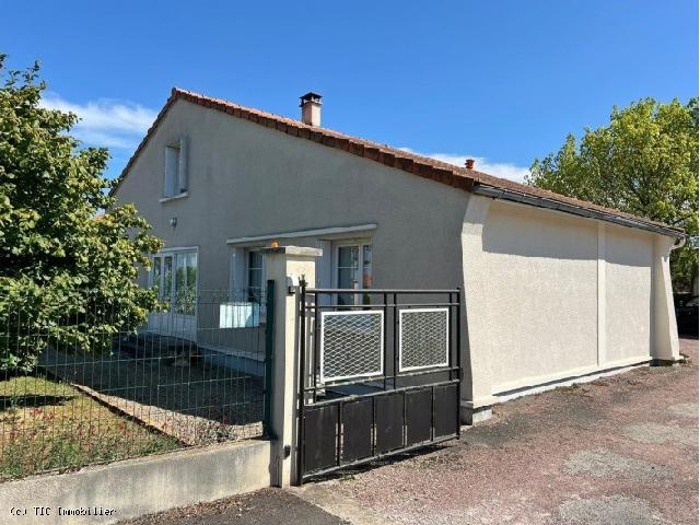 Huis te koop in RUFFEC 16700 Charente Poitou-Charentes Frankrijk: Huis met 4 slaapkamers op slechts een paar minuten van Ruffec. Dit huis is ideaal voor een gezin, gelegen in een dorp met een basisschool en op minder dan 5 minuten van de stad Ruffec. Het enige wat u...