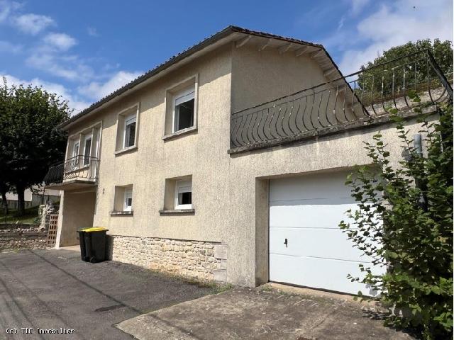 Huis te koop in RUFFEC 16700 Charente Poitou-Charentes Frankrijk: Stadswoning in een rustige straat. Huis met 3 slaapkamers op 5 minuten lopen van het stadscentrum van Ruffec. Het huis ligt in een woonstraat met weinig verkeer, met groen en de rivier le Lien die erl...
