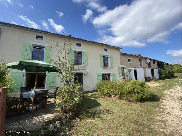 Huis te koop in VERTEUIL-SUR-CHARENTE 16700 Charente Poitou-Charentes Frankrijk: Oude boerderij op 3000 m2 met bijgebouwen. Oude boerderij op een groot perceel in een mooi dorp in de Charente, op vijf minuten van Verteuil sur Charente en op 10 minuten van Ruffec en alle winkels. D...