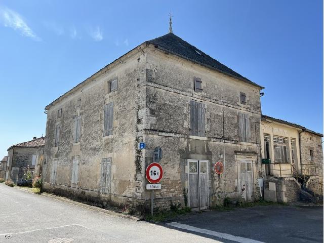 Haus zu verkaufen in RUFFEC 16240 Charente Frankreich. Zwei alte Gebäude zum Renovieren (altes Postamt und altes Gemeindehaus) – Dorfzentrum. Großes Potenzial für Leute, die große Räumlichkeiten für Gastronomie, Veranstaltungen oder einfach ein gr...
