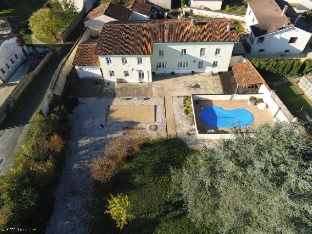 Huis te koop in AIGRE 16140 Charente Poitou-Charentes Frankrijk: Prachtig huis met 6 slaapkamers en zwembad in de buurt van Aigre Groot huis dat formeel een notariswoning was. Gelegen aan het einde van een rustige doodlopende straat, met 6 slaapkamers in een dorp m...