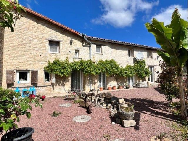 Huis te koop in VERTEUIL-SUR-CHARENTE 16700 Charente Poitou-Charentes Frankrijk: Dorpshuis met 3 slaapkamers en mooi exterieur.<br />
Mooi huis in het centrum van een aantrekkelijk dorp op slechts een paar minuten van Ruffec en dicht bij het mooie dorp Verteuil-sur-Charente. Het dak is...
