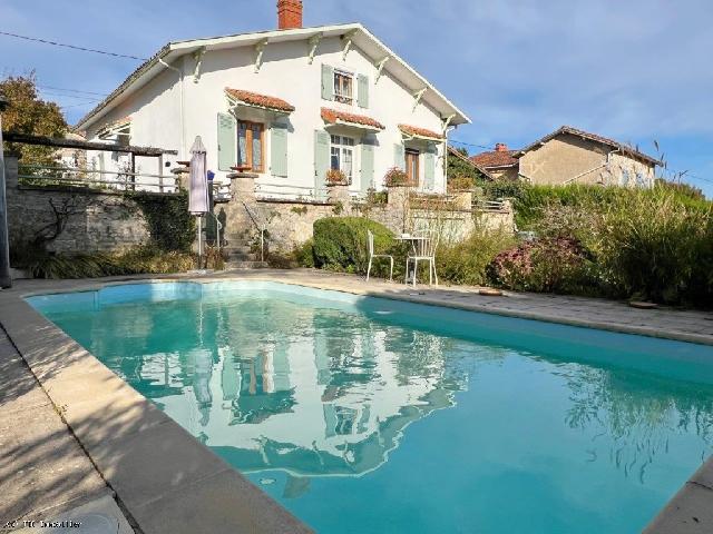Maison à vendre à CELLEFROUIN 16450 Charente Poitou-Charentes France: BELLES VUES ! Maison de 4 Chambres avec Piscine Belle maison ancienne de 4 chambres avec beaucoup de charme et de belles pièces lumineuses. Le bien se trouve dans un très beau village valloné, situ...