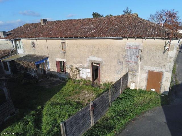 Haus zu verkaufen in CIVRAY 86250 Vienne Frankreich. Satz von 2 Häusern in der Nähe von Lizant mit Garten und Nebengebäuden. Eingebettet in ein ruhiges Dörfchen in der Nähe des Dorfes Lizant, in dem es eine Bäckerei/einen Lebensmittelladen, eine B...