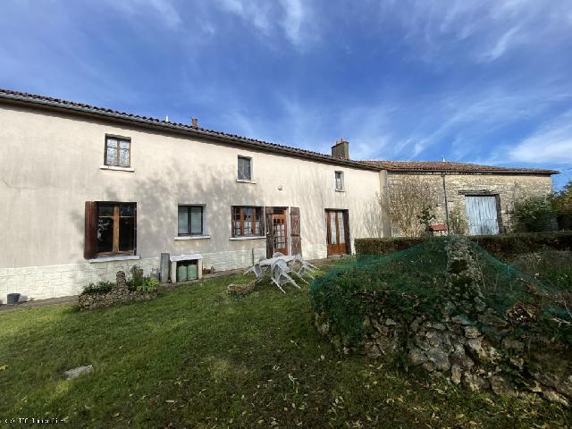 Haus zu verkaufen in SAUZÉ-VAUSSAIS 79190 Deux-Sèvres Frankreich. Hübsches Charentais-Cottage mit 4 Schlafzimmern und Garten, 10 Minuten von Sauze Vaussais entfernt. Helles und sonniges Charentais-Cottage mit 4 Schlafzimmern und umzäunten Gärten sowie mehreren Ne...