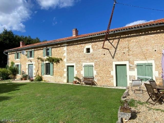 Huis te koop in NANTEUIL-EN-VALLÉE 16700 Charente Poitou-Charentes Frankrijk: Woonhuis op een terrein van 2005 m2. Het heeft een woonoppervlakte van  127 m2, 2 verdiepingen, 4 vertrekken, een woonkamer van 27 m2, een aparte en uitgeruste keuken., 3 slaapkamers, 1 badkamer met d...