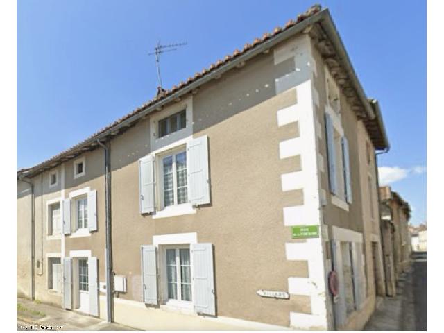 Huis te koop in VERTEUIL-SUR-CHARENTE 16510 Charente Poitou-Charentes Frankrijk: Ideaal vakantiehuis of huurwoning Een gerestaureerd huis gelegen in het mooie dorpje Verteuil-Sur-Charente. Het huis heeft dubbel glas, centrale verwarming met een elektrische boiler en is aangesloten...