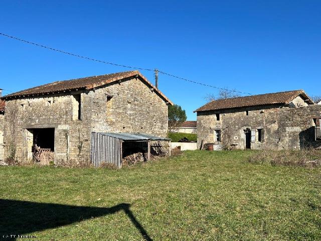Haus zu verkaufen in VILLEFAGNAN 16240 Charente Frankreich. Zwei alte Steinhäuser zum Renovieren auf einem Grundstück von 1859 m². Zwei alte Steinhäuser, die renoviert werden müssen. Dieses Anwesen bietet eine ideale Gelegenheit, Ihr Traumhaus von A bis Z...