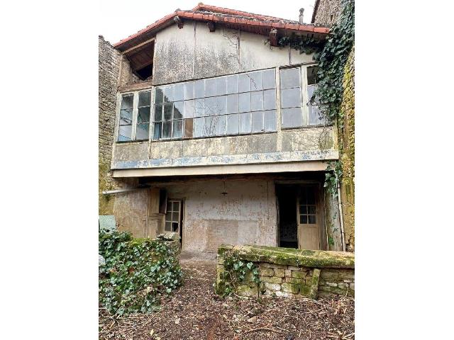 House for sale RUFFEC 16700 Charente Poitou-Charentes France: Ruffec Town Centre House With 4 Bedrooms And For Complete Renovation. Town house in Ruffec to renovate completely with 4 bedrooms and an attic of 80 m² that can be converted, a private courtyard and ...