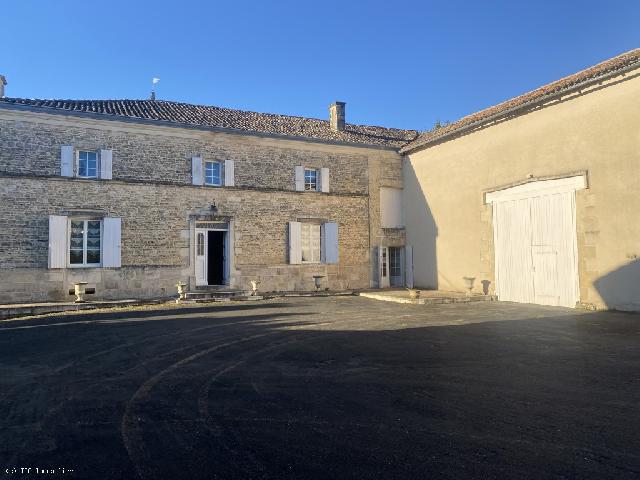 Huis te koop in VILLEFAGNAN 16240 Charente Poitou-Charentes Frankrijk: Prachtige boerderij en bijgebouwen in de buurt van Villefagnan. Prachtig landhuis en terrein met verschillende bijgebouwen in de buurt van Villefagnan. U zult er zeker verliefd op worden als u door de...