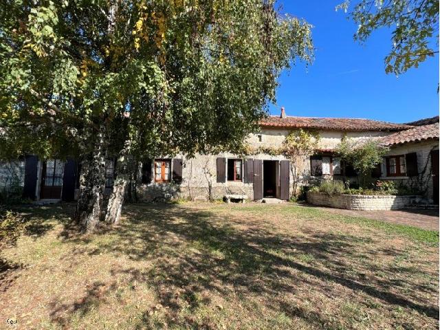 Huis te koop in CIVRAY 86400 Vienne Poitou-Charentes Frankrijk: Een aantrekkelijk huis met 5 slaapkamers, tuin en een perceel aan de rivier. Een prachtig stenen huis met 5 slaapkamers (of 4 slaapkamers en een extra woonkamer) met een klein huisje om te renoveren t...