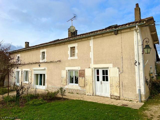 Huis te koop in CIVRAY 86400 Vienne Poitou-Charentes Frankrijk: Comfortabel stenen huis met 3 slaapkamers te koop met omheinde tuinen. Prachtig oud huis met 3 slaapkamers, veel karakter en mooie lichte kamers. Het huis wordt verwarmd door centrale verwarming op ol...