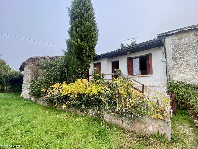 Maison à vendre à AUNAC 16460 Charente Poitou-Charentes France: Maison Plain Pied à Rénover centre Aunac. Petite Maison de plein pied de 74m2 au centre d'Aunac à renover entierement. Cette petite maison peut etre ideale pour un pied à terre pour les weekends a...