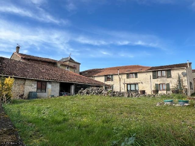 Huis te koop in CELLEFROUIN 16450 Charente Poitou-Charentes Frankrijk: Twee huizen met 3 en 4 slaapkamers in een charmant plattelandsdorp. Set van twee huizen in een charmant plattelandsdorp. Het hoofdhuis, klaar om in te trekken, biedt 4 grote slaapkamers en 3 doucherui...