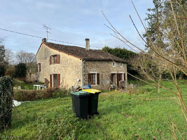 Haus zu verkaufen in RUFFEC 16700 Charente Frankreich. Mietinvestitionsobjekt in der Nähe von Ruffec. In einem ruhigen Weiler gelegene Mietinvestition für dieses Steinhaus mit 4 Schlafzimmern. Nur 8 Minuten von den Geschäften entfernt, derzeit vermiete...