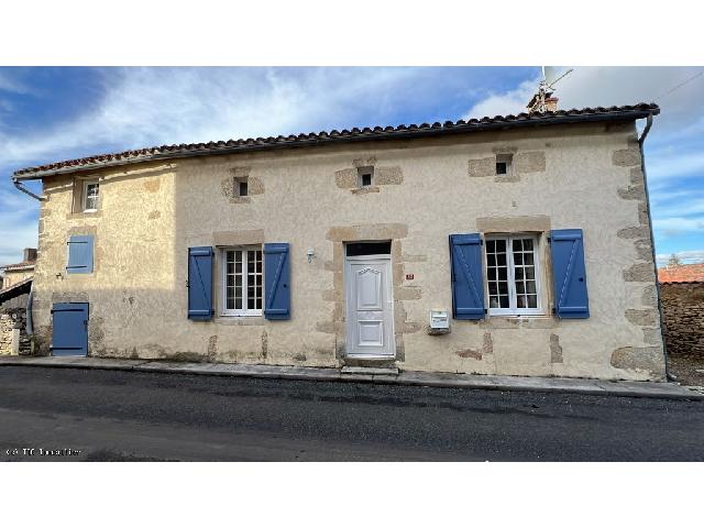 Huis te koop in NANTEUIL-EN-VALLÉE 16700 Charente Poitou-Charentes Frankrijk: Karakteristiek huis met 3 slaapkamers tussen Nanteuil-en-Vallée en Verteuil-sur-Charente. Dit charmante huis is ideaal voor een gezin of als vakantiehuis. Het beschikt over drie slaapkamers, met de m...