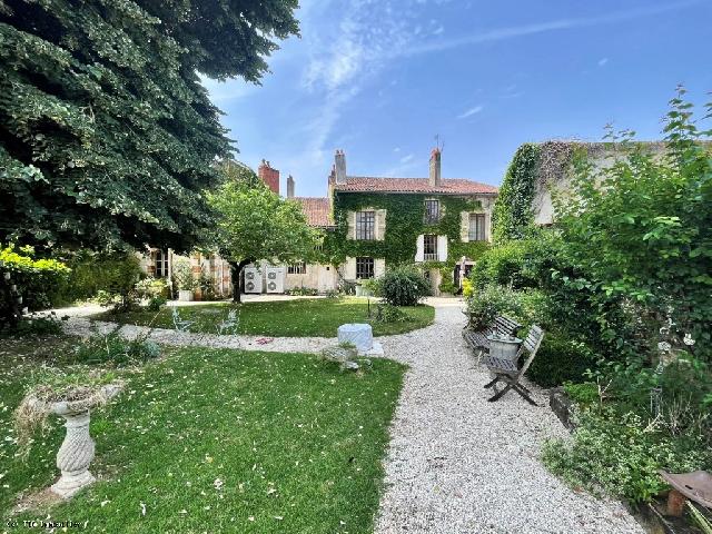 Haus zu verkaufen in CIVRAY 86400 Vienne Frankreich. Elegantes Bürgerhaus mit sechs Schlafzimmern und ummauertem Garten im Zentrum von Civray. Dieses Haus bietet einen ummauerten Garten, sechs Schlafzimmer und eine zentrale Lage im Ort. Alle Geschäfte...