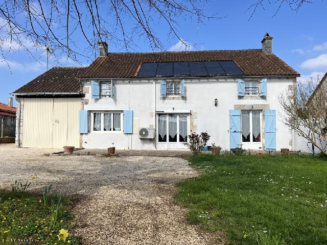 Huis te koop in RUFFEC 16700 Charente Poitou-Charentes Frankrijk: Mooi dorpshuis met zes slaapkamers en een omheinde tuin met een goede prijs-kwaliteitverhouding. Het pand ligt in een klein dorp op slechts een paar minuten van Ruffec.<br />
Centrale verwarming op olie en...