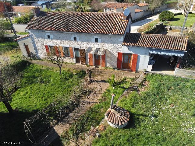 Huis te koop in CIVRAY 86400 Vienne Poitou-Charentes Frankrijk: Huis met bijgebouwen op 5 minuten van Civray. Vlakbij Savigné en Civray biedt dit charmante huis met 2 slaapkamers een rustige omgeving, maar toch dicht bij voorzieningen. Gelegen in een rustige omge...