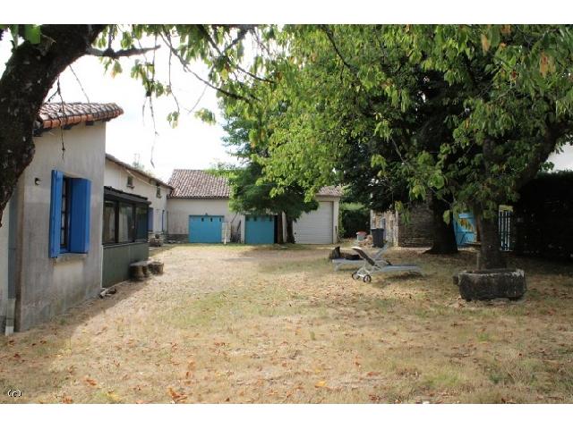 Huis te koop in VILLEFAGNAN 16240 Charente Poitou-Charentes Frankrijk: Dorpshuis met twee woningen, bijgebouwen en een gewelfde kelder. Dorpshuis met twee gelijkvloerse woningen of de mogelijkheid om een ​​grote woning te bouwen, bijgebouwen en een dubbele garage voo...