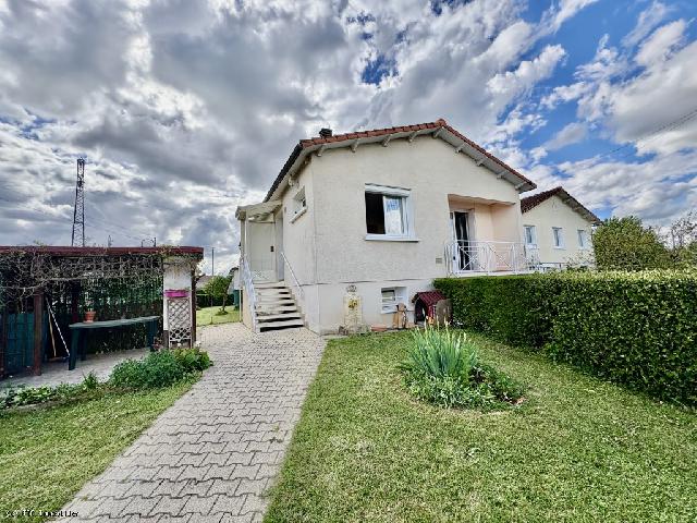 Huis te koop in RUFFEC 16700 Charente Poitou-Charentes Frankrijk: Prachtige woning dichtbij winkels in Ruffec met 3 slaapkamers en een omheinde tuin. Prachtige stadswoning dichtbij alle winkels, de markt en de bioscoop in Ruffec. Deze fraaie stadswoning in Ruffec he...