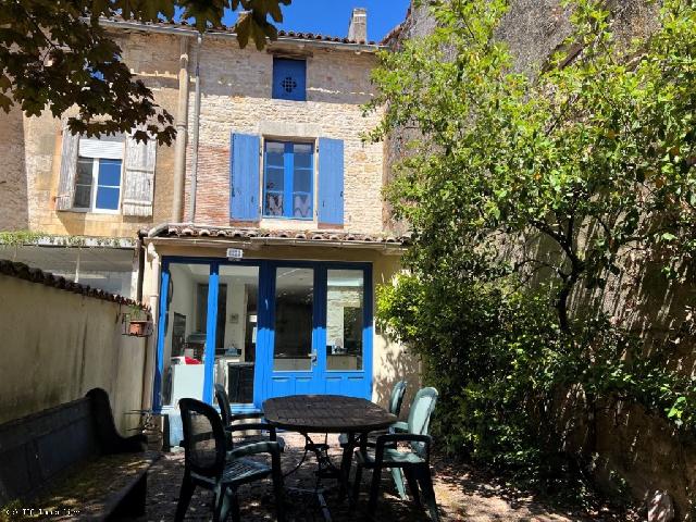 Haus zu verkaufen in RUFFEC 16700 Charente Frankreich. Wunderschönes Haus mit 2 Schlafzimmern im Herzen von Ruffec. Es verfügt über Ölzentralheizung, Kanalisation und einen Parkplatz abseits der Straße.<br />
<br />
Das offene Erdgeschoss ist hell und lichtdur...