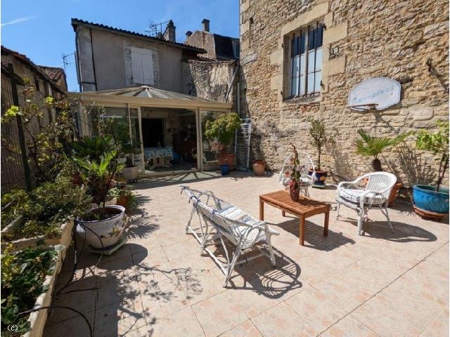 Huis te koop in RUFFEC 16700 Charente Poitou-Charentes Frankrijk: Ruime woning in het centrum met verhuurde bedrijfsruimte. Prachtig oud pand in hartje Ruffec met een bedrijfsruimte, voorheen verhuurd voor 600 euro per maand, en een woning met drie verdiepingen met ...
