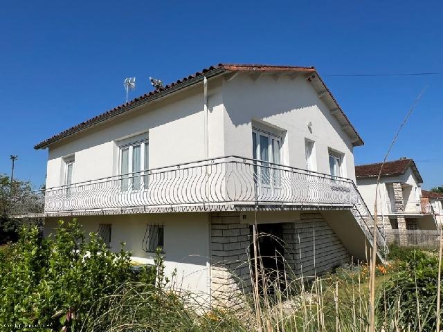 Haus zu verkaufen in RUFFEC 16700 Charente Frankreich. Charmantes 4-Zimmer-Haus mit Garten im ruhigen Zentrum von Ruffec. Dieses 1965 erbaute Pavillonhaus mit ausgebautem Keller liegt im Herzen von Ruffec und bietet modernen Komfort und die Vorzüge des S...
