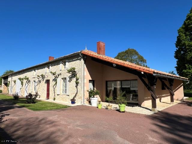 Huis te koop in SAUZÉ-VAUSSAIS 79190 Deux-Sèvres Poitou-Charentes Frankrijk: Elegante stenen longhouse in het hart van een bosrijk park met groot zwembad. Charmante stenen longhouse met bijgebouwen, zwembad en aangelegd park. Gelegen tussen Ruffec en Sauzé-Vaussais, in een ru...