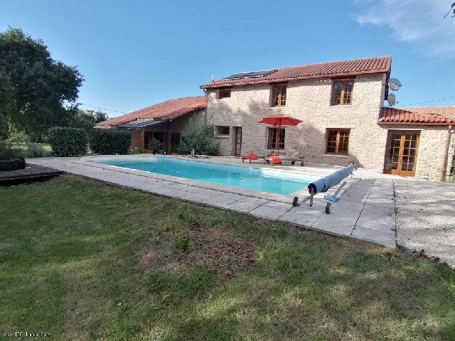 Maison à vendre à SAINT-CLAUD 16450 Charente Poitou-Charentes France: À vendre  Grande maison familiale avec piscine, 6 chambres  Proche bourg (2.5 km) Située dans un petit hameau paisible, cette charmante maison familiale vous séduira par ses volumes et son envi...