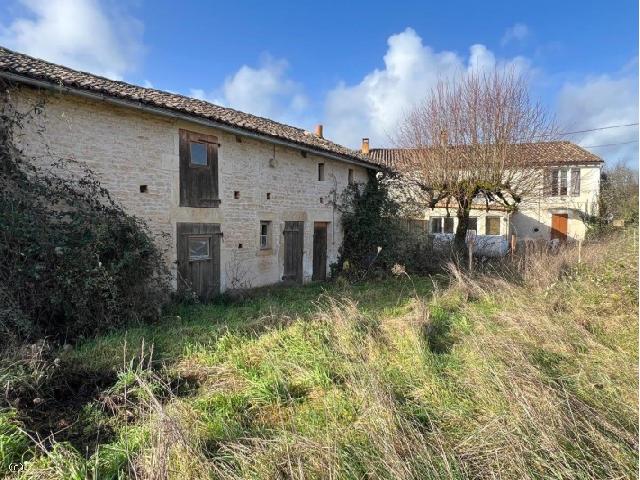 Huis te koop in SAUZÉ-VAUSSAIS 79190 Deux-Sèvres Poitou-Charentes Frankrijk: Oud huis met 3 slaapkamers, bijgebouw (mogelijk gîte) en omheinde tuin. Mooi huis in Deux-Sèvres dat gerenoveerd/opgeknapt moet worden. Het is gelegen in een klein, rustig gehucht nabij Lorigné. Na...