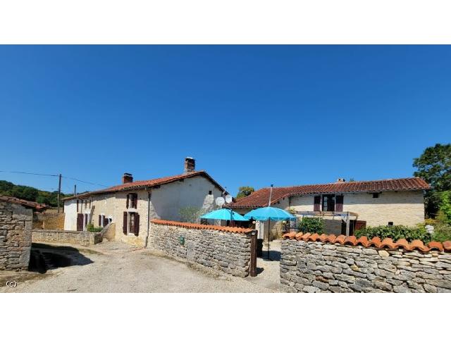 Ferienhaus/Pension zu verkaufen in NANTEUIL-EN-VALLÉE 16700 Charente Frankreich. Wunderschönes altes Haus mit 4 Schlafzimmern in einem ruhigen Weiler. Prächtiges Steinhaus mit großzügigen Wohnräumen und einer eleganten Treppe in den ersten Stock. Die heutigen Eigentümer habe...