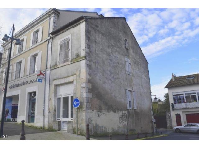 Huis te koop in RUFFEC 16700 Charente Poitou-Charentes Frankrijk: Gebouw met kantoren op de begane grond en de mogelijkheid tot een appartement op de bovenverdieping in het centrum van Ruffec. Gebouw gelegen in het hart van het centrum van Ruffec, dichtbij alle wink...