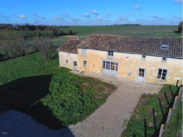 Huis te koop in VILLEFAGNAN 16240 Charente Poitou-Charentes Frankrijk: Charmant huis met 3 slaapkamers, gerenoveerd met natuurlijke materialen. Charmant dorpshuis met drie slaapkamers, smaakvol en stijlvol gerenoveerd met traditionele materialen. In een rustig dorp op sl...