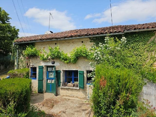 Huis te koop in SAINT-CLAUD 16450 Charente Poitou-Charentes Frankrijk: Klein pittoresk landhuis met bijgebouwen en grond. Charmant en pittoresk karaktervol huisje met één slaapkamer, gelegen in een rustig gehucht nabij Saint-Claud. Inclusief een groot bijgebouw en een ...