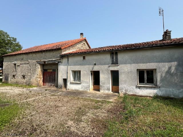 Haus zu verkaufen in RUFFEC 16700 Charente Frankreich. Steinhaus mit 5 Schlafzimmern zum Renovieren. Garten und angebaute Scheune. Geräumiges Haus mit 5 Schlafzimmern zum Renovieren, 7 Minuten von Ruffec entfernt – ein ideales Projekt für einen Invest...