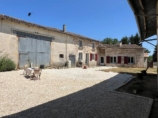 Huis te koop in SAUZÉ-VAUSSAIS 79190 Deux-Sèvres Poitou-Charentes Frankrijk: Charmant stenen huis met bijgebouwen en besloten binnenplaats. Verscholen in een rustig gehucht nabij Sauzé-Vaussais, biedt dit mooie, lichte stenen huis een gastvrije woonomgeving met diverse bijgeb...