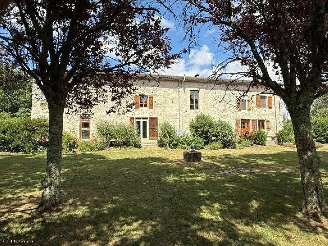 Haus&nbsp;zu verkaufen in&nbsp;CIVRAY 86350 Vienne Frankreich. Haus aus 1100s auf einem Grundstück von 11933 qm. Es hat einer Wohnfläche von 134 qm, 2 Stockwerke, 10 Räume, ein Wohnzimmer von 38 qm, eine aparte und eingerichtetw Küche, 2 Schlafzimmer, 1 badez...