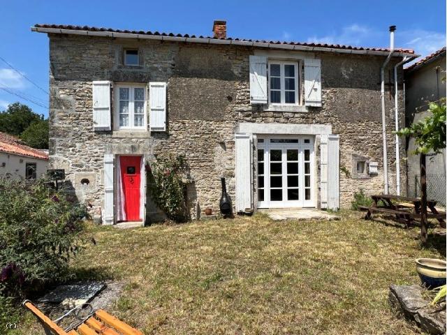 Maison à vendre à CHAMPAGNE-MOUTON 16350 Charente Poitou-Charentes France: Jolie Maison de 3 Chambres avec Une Cour Maison pleine de charme avec 3 chambres dans un hameau entre Champagne-Mouton et Confolens. L'étage est divisé en deux parties, permettant plus d'intimité d...