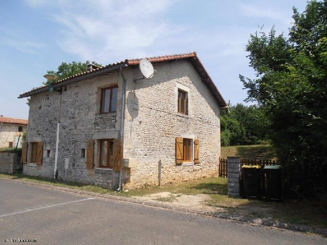 Maison à vendre à RUFFEC 16700 Charente Poitou-Charentes France: Jolie Maison En Pierre Proche Ruffec Jolie propriété de caractère en pierre, située dans un village entre Ruffec et Sauzé-Vaussais, à proximité de tous les commerces principaux et avec un accè...