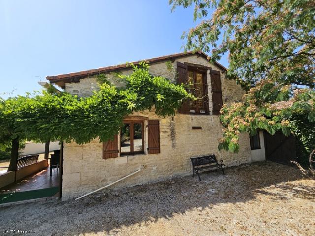 Huis te koop in CHAMPAGNE-MOUTON 16350 Charente Poitou-Charentes Frankrijk: Prachtige karakteristieke stenen woning met gîte, bijgebouw en grond in een rustig gehucht, op slechts 8 minuten van Champagne-Mouton. Deze prachtig onderhouden karakteristieke woning is gelegen in e...