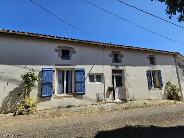 Maison à vendre à NANTEUIL-EN-VALLÉE 16700 Charente Poitou-Charentes France: Charmante Maison avec 2 Chambres et Grange - Dans Un Village Pittoresque Située au calme, en lisière de lun des plus beaux villages du nord Charente, cette charmante maison de village offre un cad...