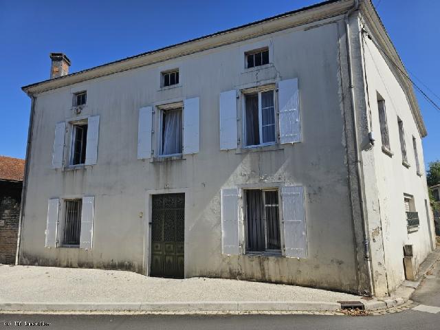 Guesthouses-Bed-&-Breakfast for sale VILLEFAGNAN 16240 Charente Poitou-Charentes France: Beautiful Townhouse Offering Spacious Living and a Walled Garden<br />
Located in the center of Villefagnan, this charming property is just a short walk from shops and amenities. An ideal home for creating...