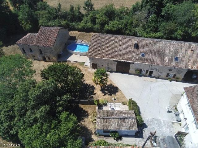 Maison à vendre à CIVRAY 86400 Vienne Poitou-Charentes France: Charmant Ensemble à Vendre Avec 2 Maisons, Granges et Terrain Arboré Découvrez cet ensemble plein de caractère composé dune ancienne maison principale de 4 chambres et 2 salles de bain, offrant...