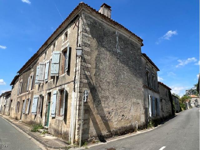 Huis te koop in AIGRE 16140 Charente Poitou-Charentes Frankrijk: Huis met 4 slaapkamers in het mooie middeleeuwse dorp Tusson. Een charmant oud stenen huis in het gewilde middeleeuwse dorp Tusson met een uitstekende winkelvoorziening, waaronder een fantastisch rest...
