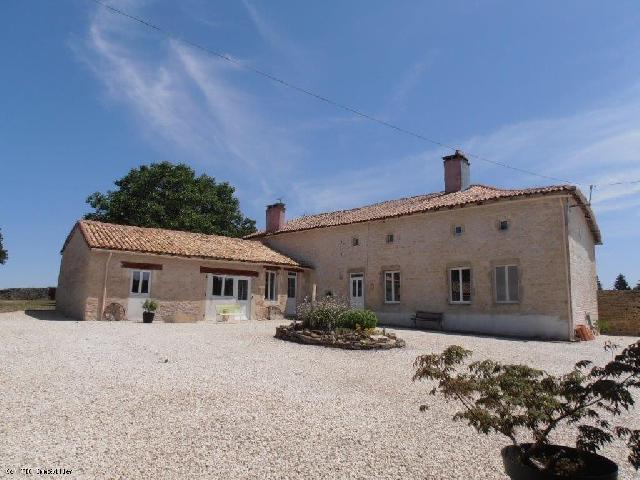 Gîtes/Chambres d'hôtes te koop in SAUZÉ-VAUSSAIS 79190 Deux-Sèvres Poitou-Charentes France: Prachtig landhuis met bijgebouw en gîte. Schitterend vrijstaand stenen pand bestaande uit een hoofdgebouw met 3 slaapkamers, een bijgebouw op de begane grond met 1 slaapkamer en een gîte met 2 slaap...