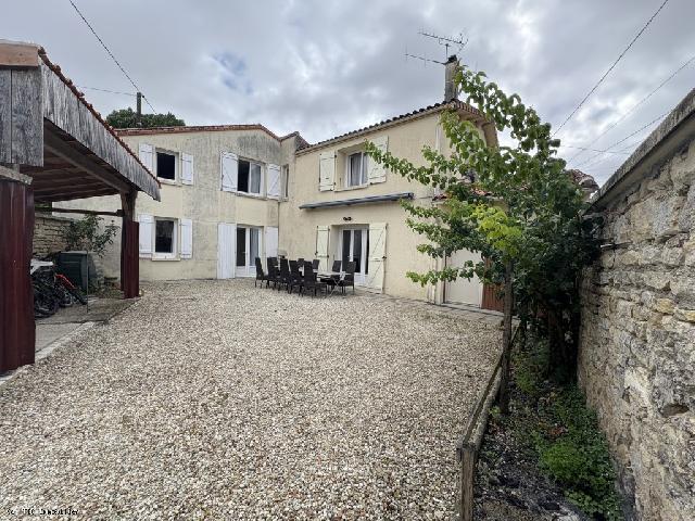 Maison à vendre à RUFFEC 16140 Charente Poitou-Charentes France: Charmante maison en pierre avec 5 chambres, jardin et piscine  À 10 min de Ruffec Charmante maison en pierre avec 5 chambres, jardin et piscine hors sol à seulement 10 min de Ruffec, toutes commer...